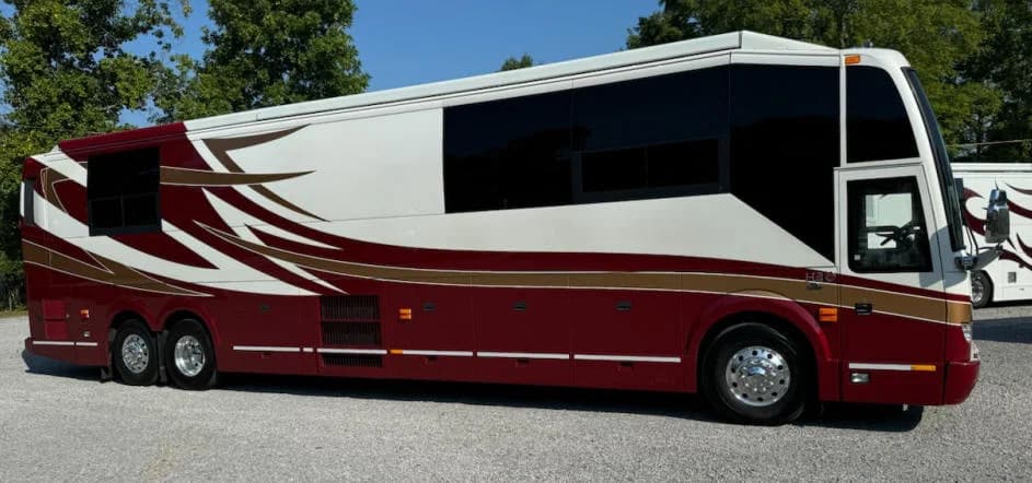 2015 Prevost H3-45 Motorcoach - Image 4