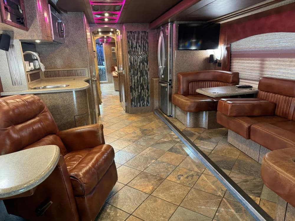 2015 Prevost H3-45 Motorcoach - Image 6