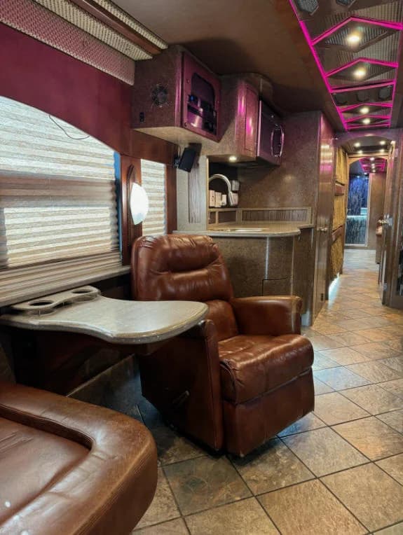 2015 Prevost H3-45 Motorcoach - Image 7