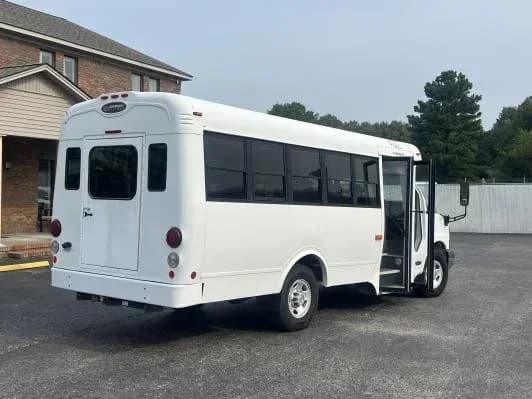 2003 Chevrolet 3500 Girardin Shuttle Bus - Image 4