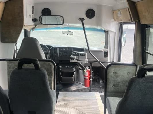 2003 Chevrolet 3500 Girardin Shuttle Bus - Image 9