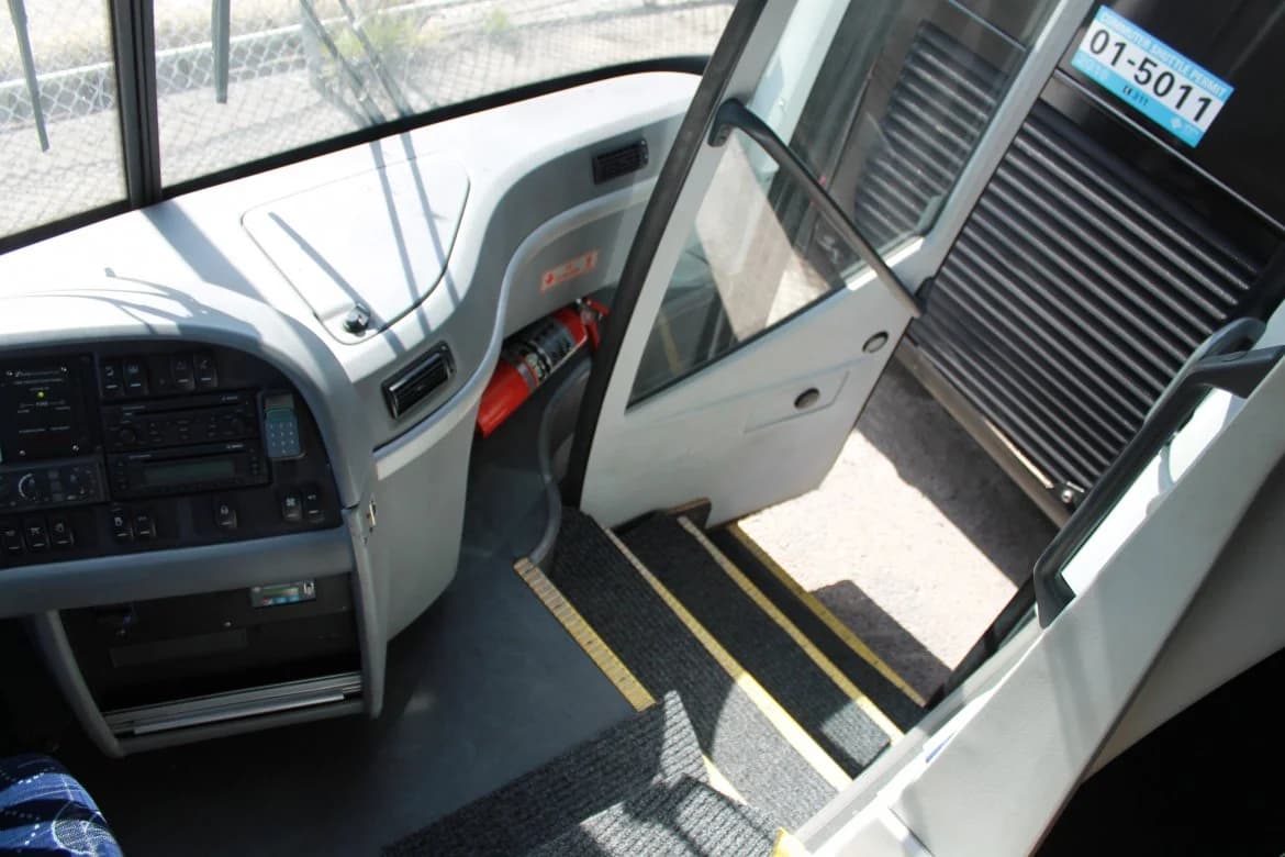 2013 Volvo 9700 ADA Coach Bus - Image 9