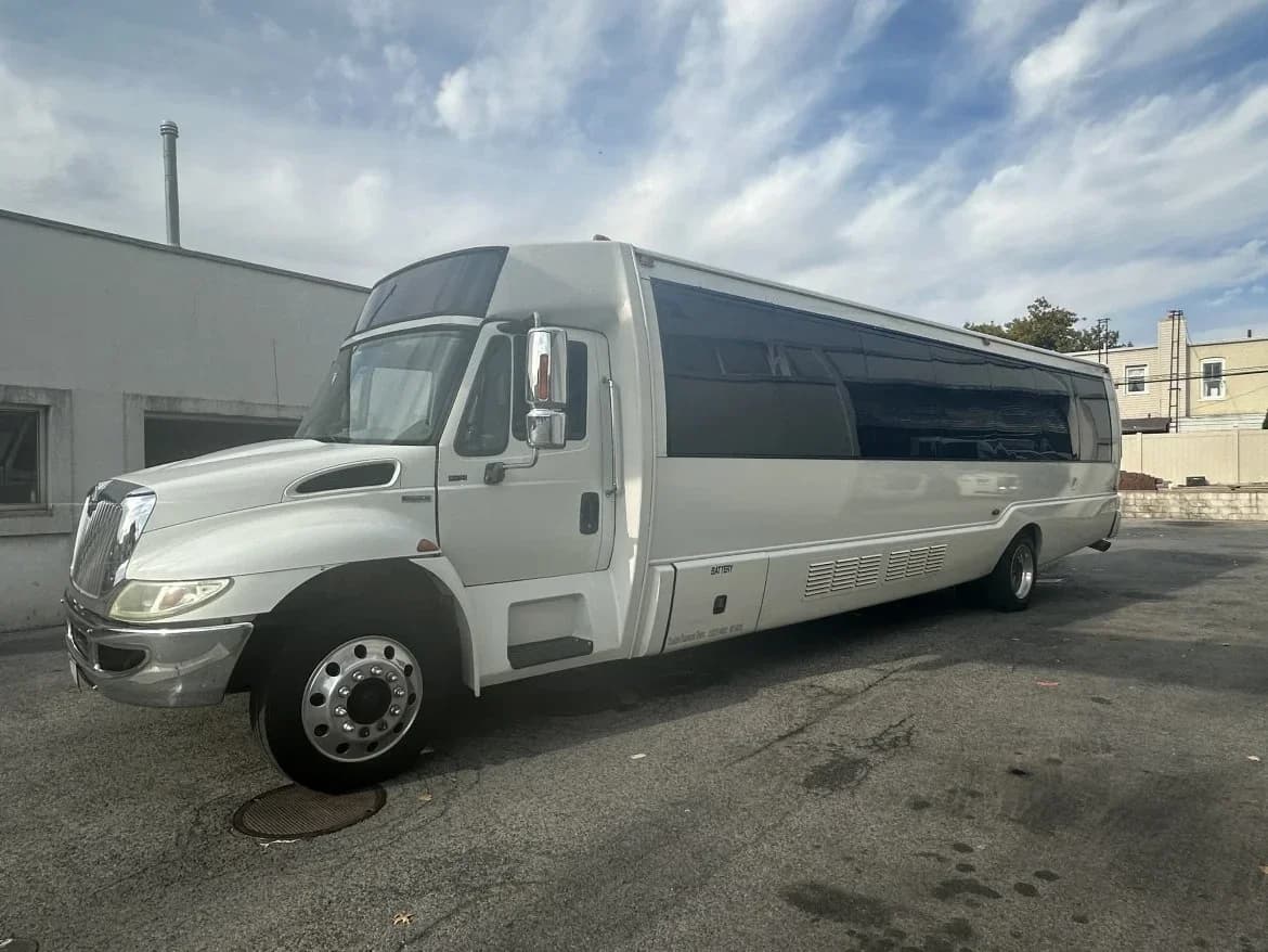 2009 International 3200 Krystal KK38 Limo Bus - Image 3