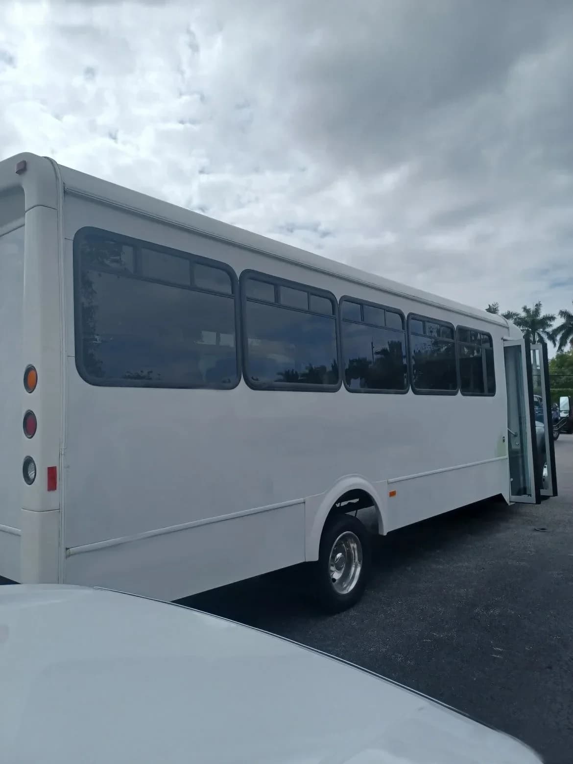 2014 Ford F550 Glaval Limo Bus - Image 2