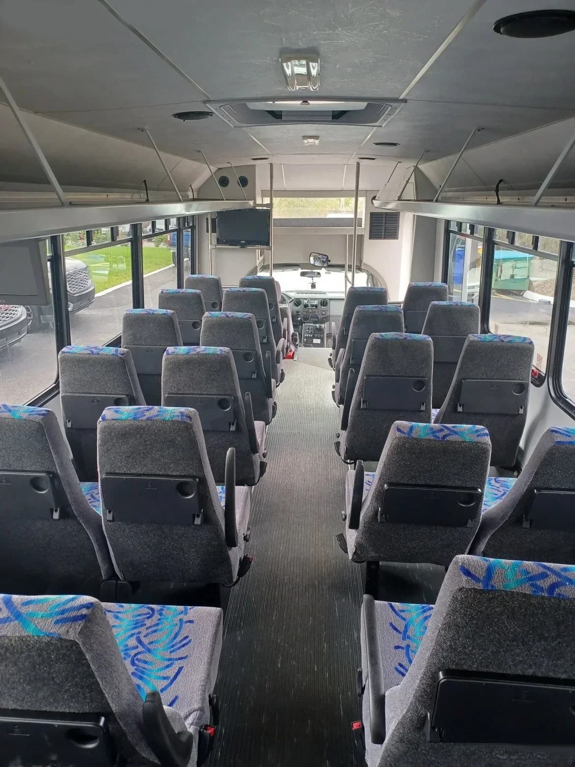 2014 Ford F550 Glaval Limo Bus - Image 6