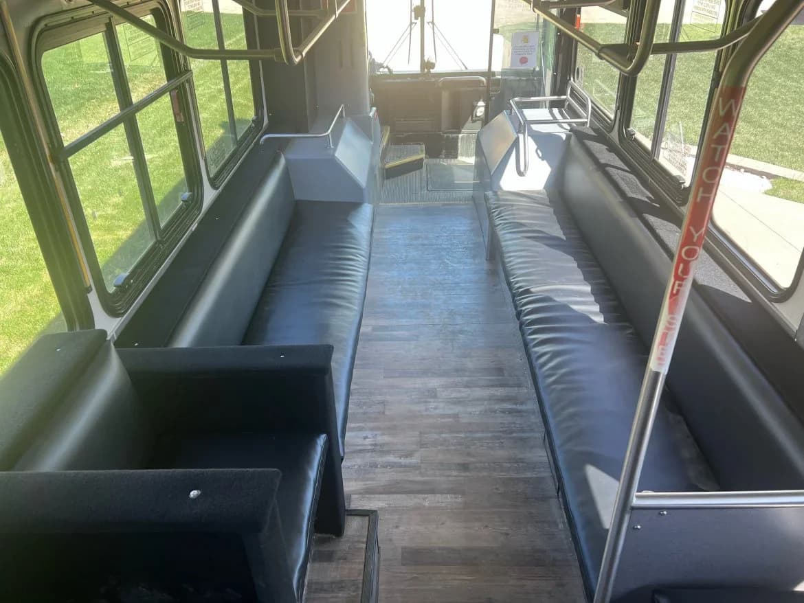 2006 Gillig Low Floor Limo Bus - Image 2