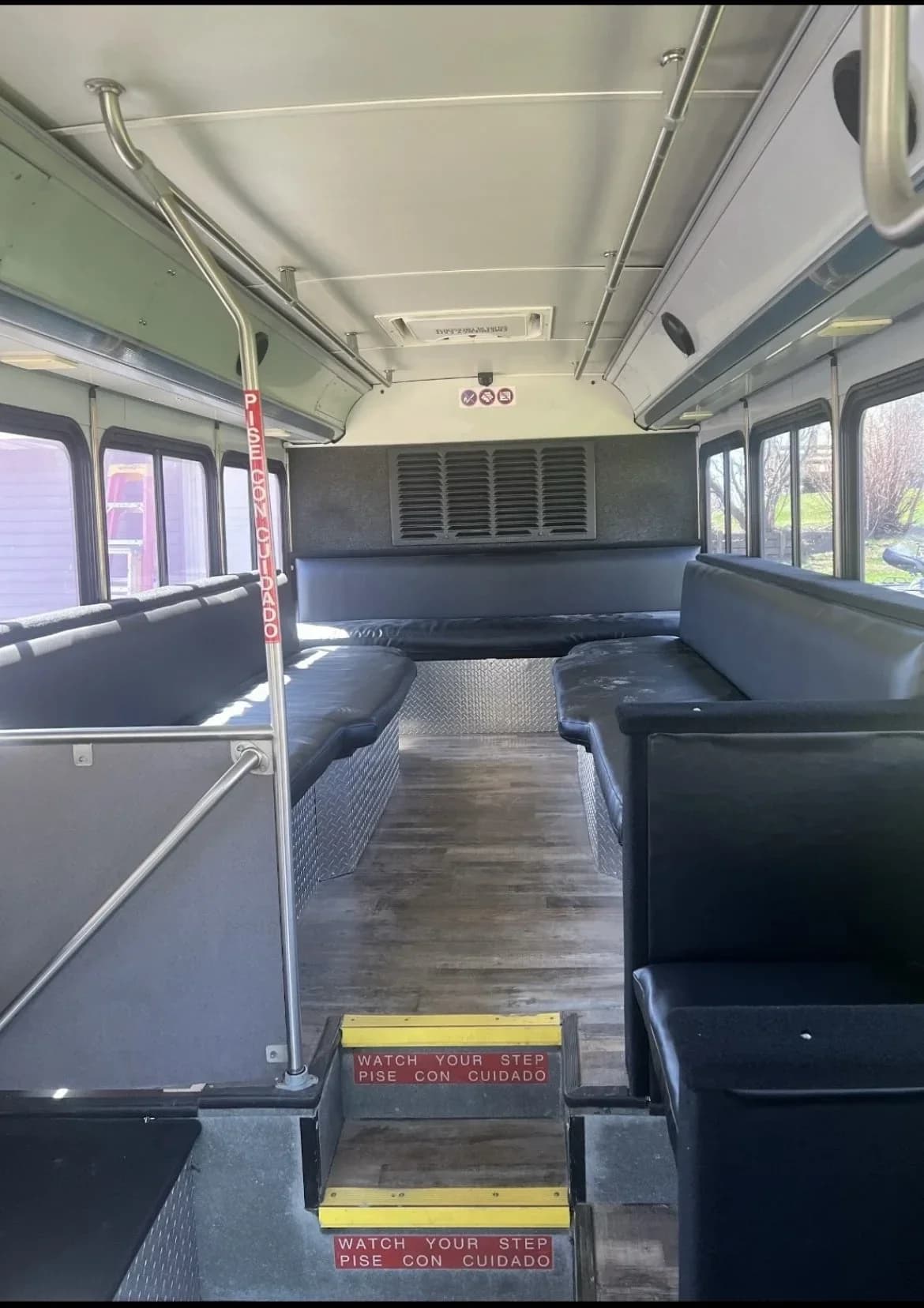 2006 Gillig Low Floor Limo Bus - Image 3