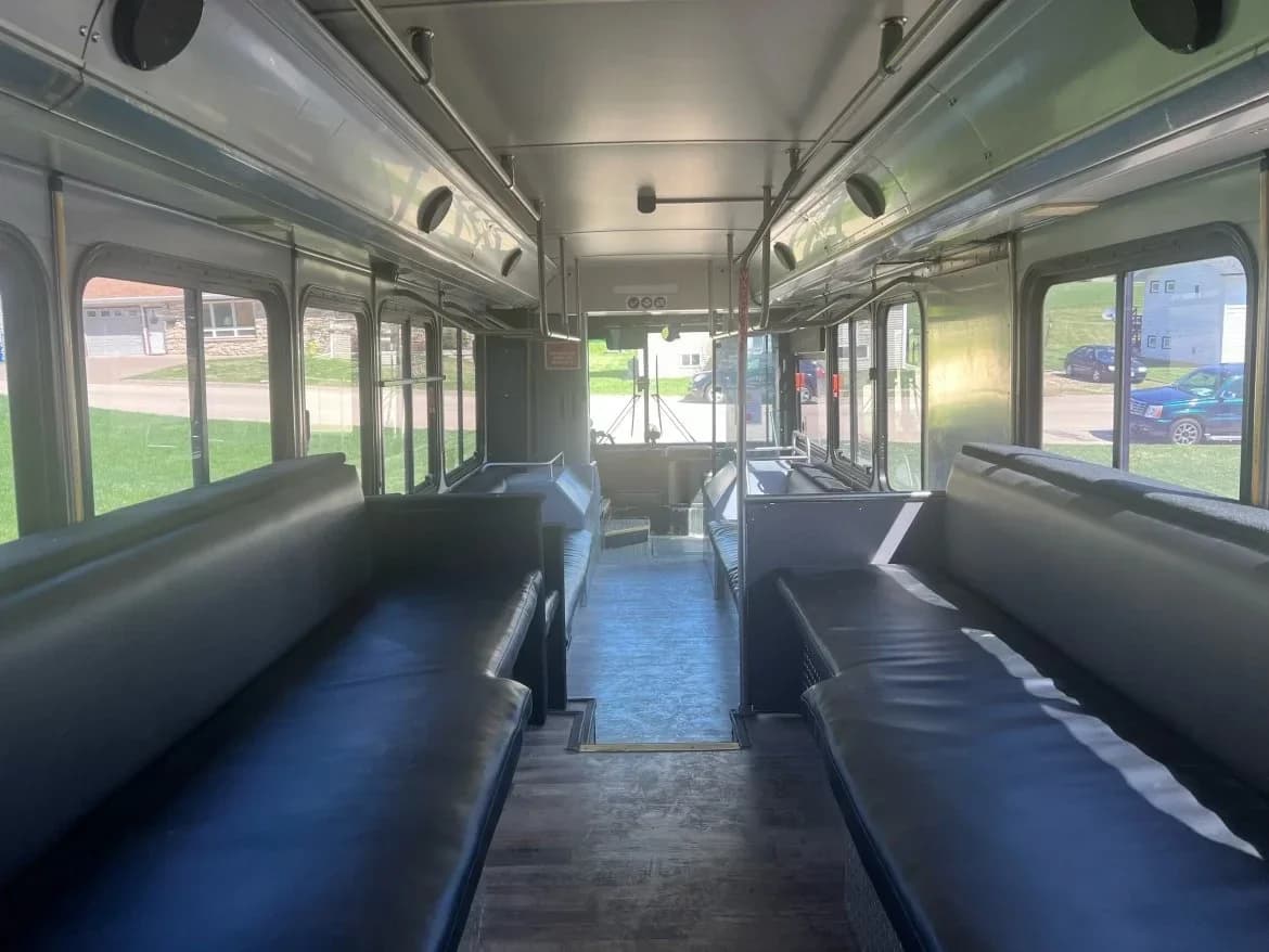 2006 Gillig Low Floor Limo Bus - Image 4