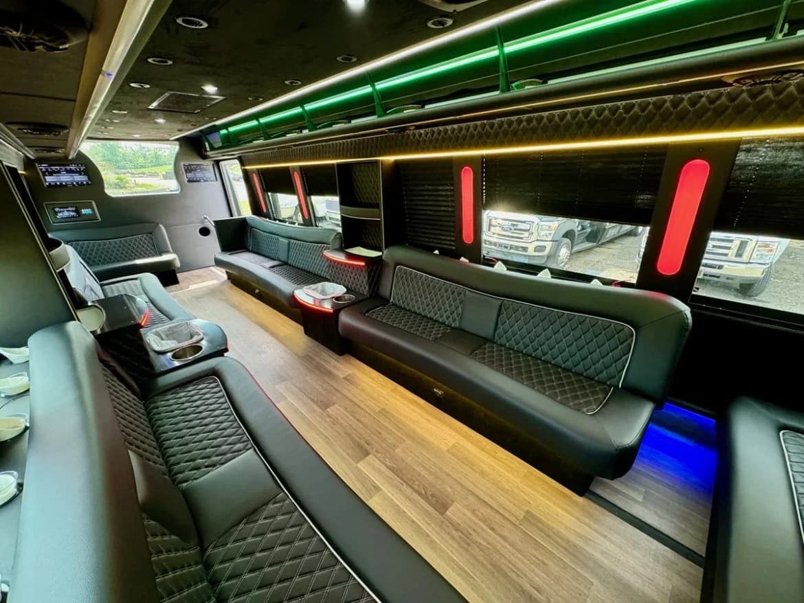 2017 Ford F550 Limo Bus - Image 10