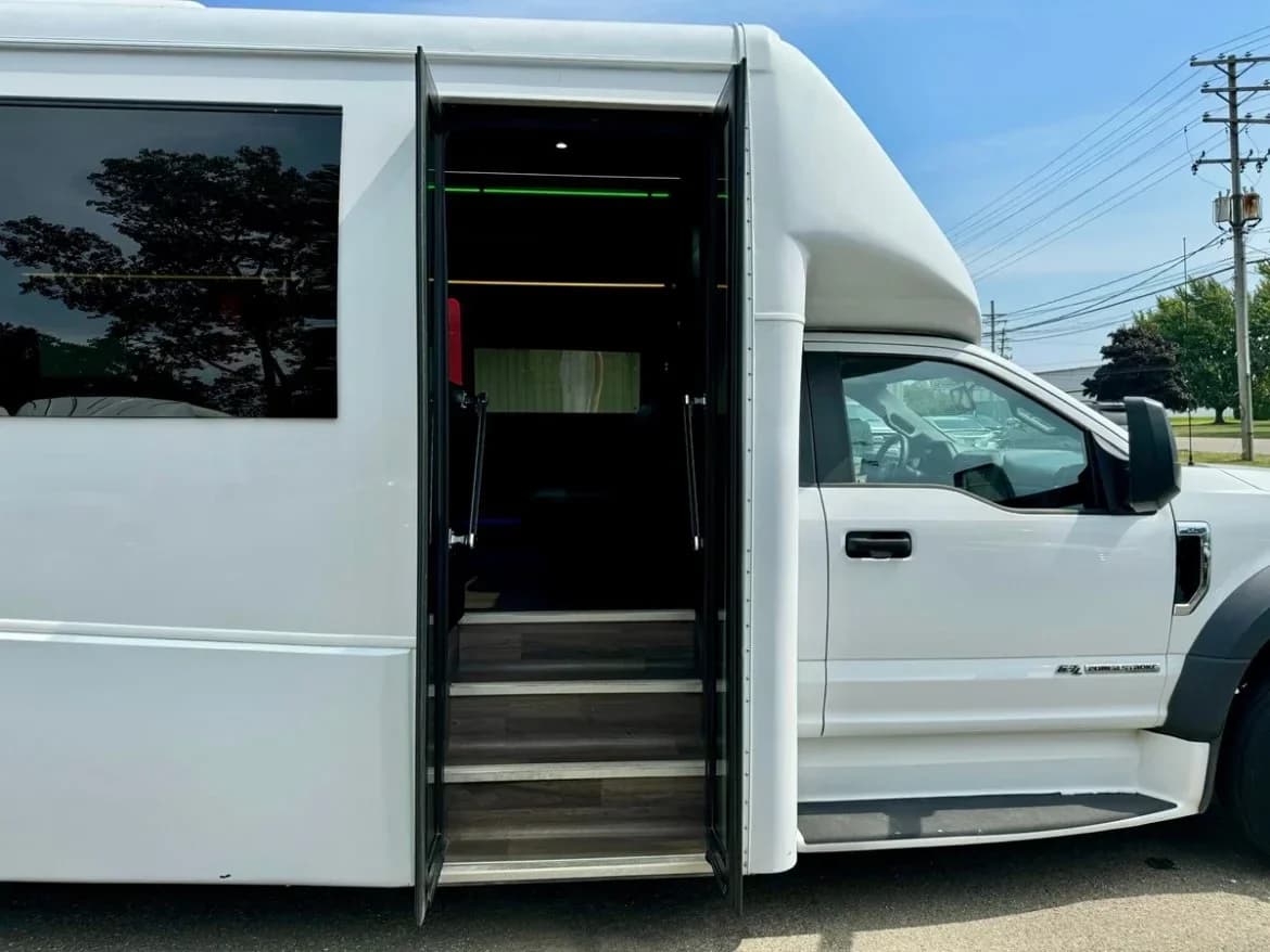 2017 Ford F550 Limo Bus - Image 6