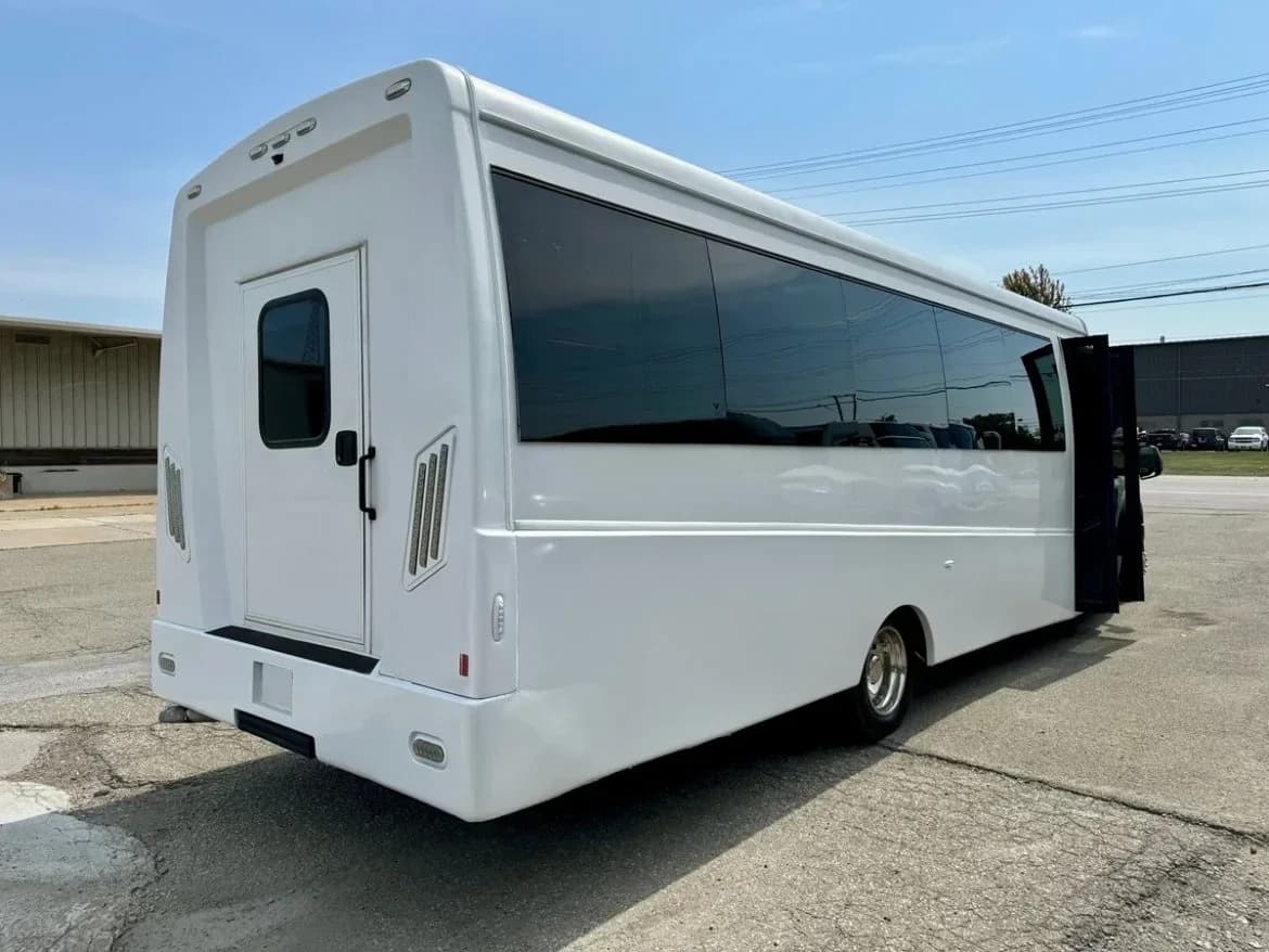 2017 Ford F550 Limo Bus - Image 5