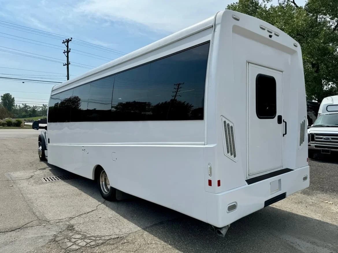 2017 Ford F550 Limo Bus - Image 4