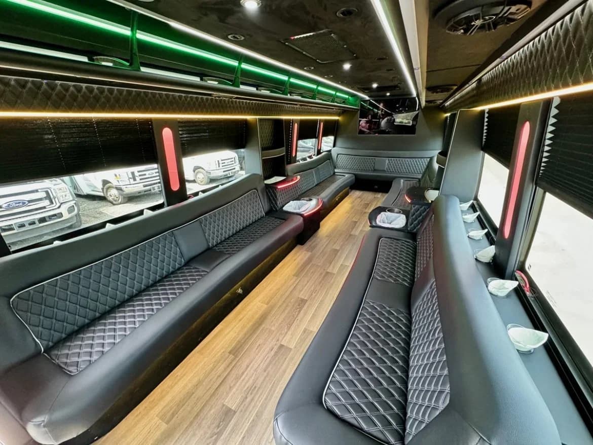 2017 Ford F550 Limo Bus - Image 9