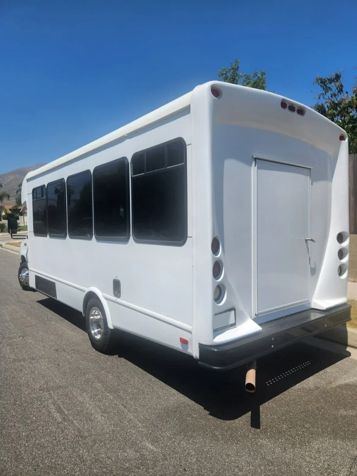 2013 Ford E450 Limo Bus - Image 5