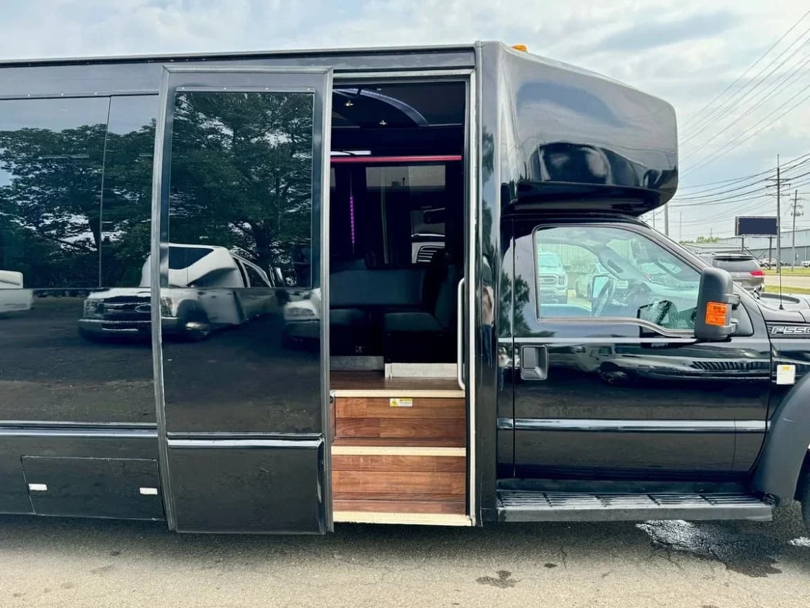 2014 Ford F550 Party Bus - Image 7
