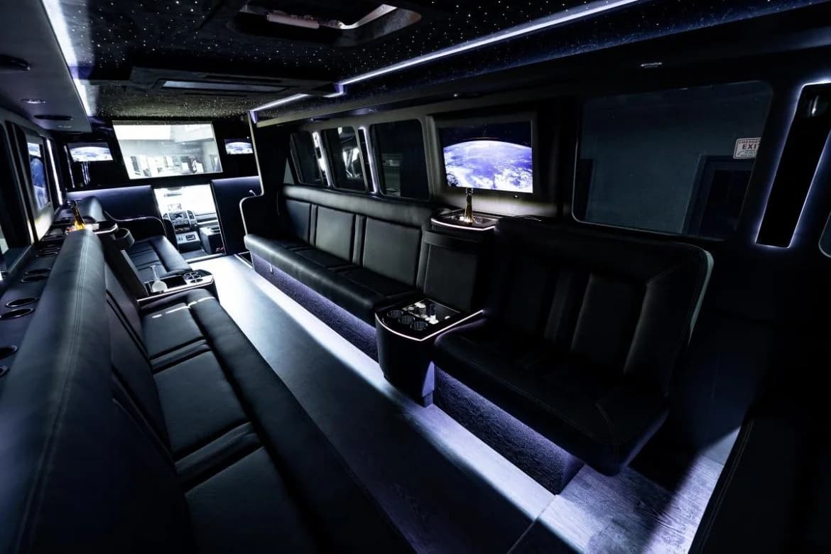 2020 Ford F550 Gretch Limo Bus - Image 12