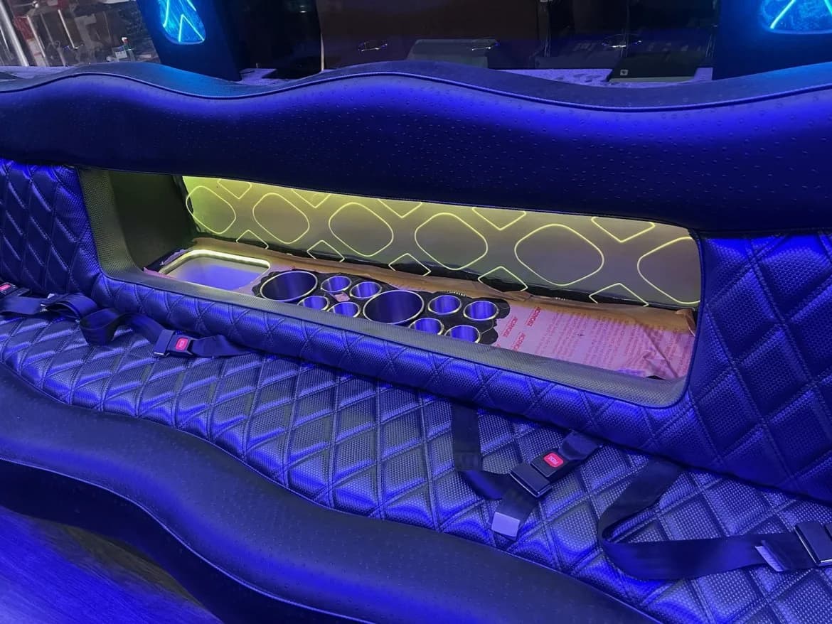 2018 Ford E450 Limo - Image 7