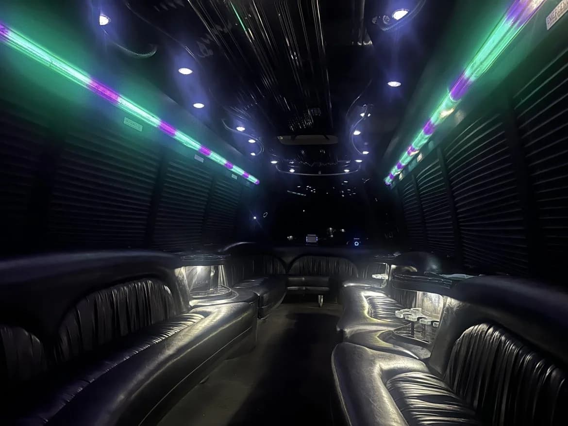 2008 International Krystal KK35 Limo Bus  - Image 4