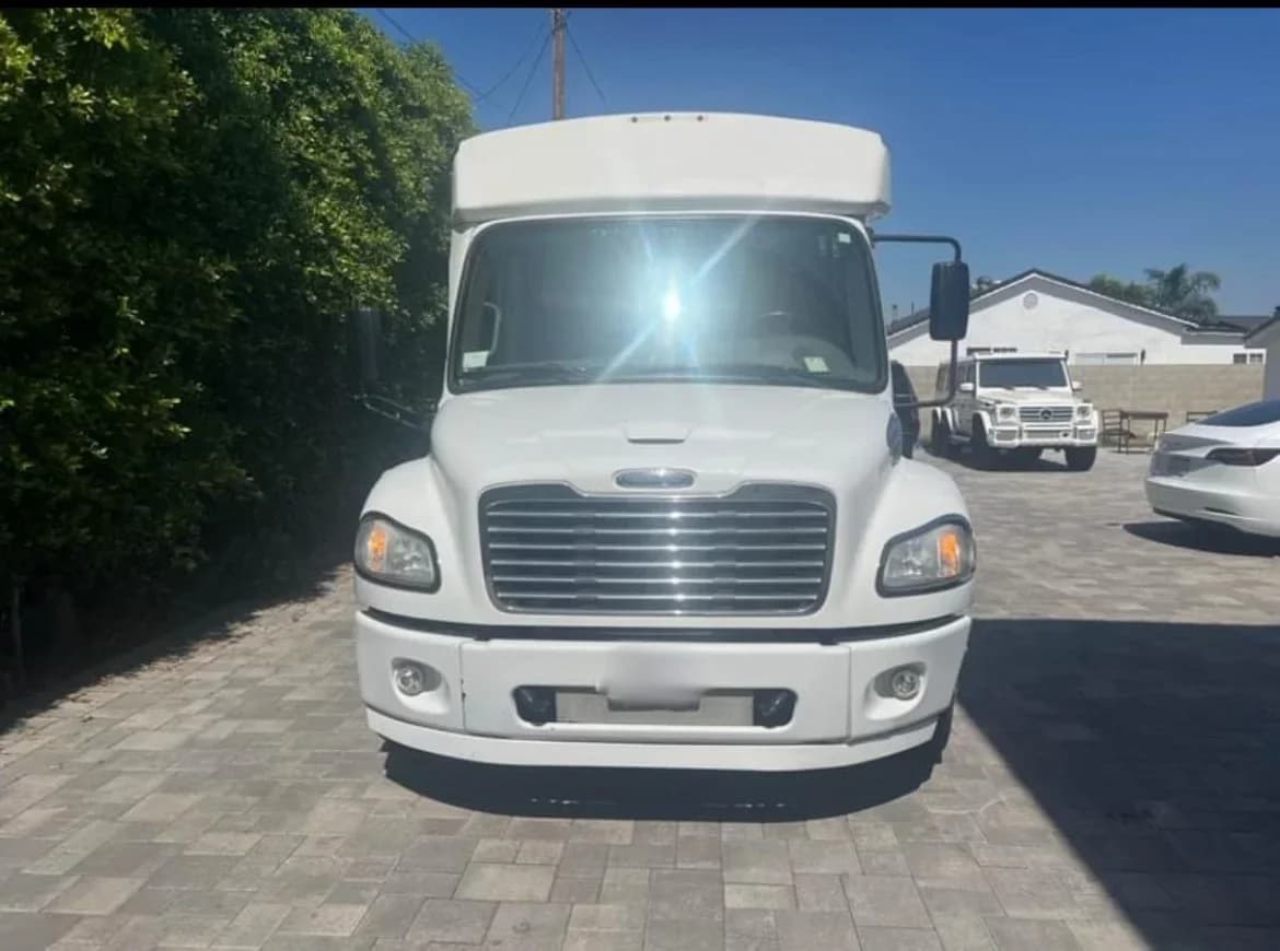 2014 Freightliner M2 Limo Bus - Image 2