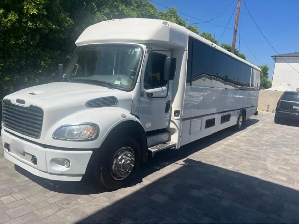 2014 Freightliner M2 Limo Bus - Image 3