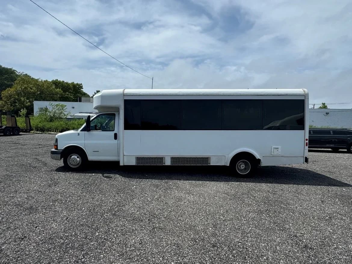 2012 Ford Glaval Limo Bus - Image 2