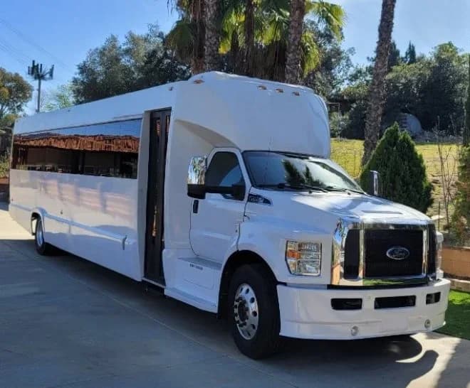 2016 Ford F650 Limo - Image 2