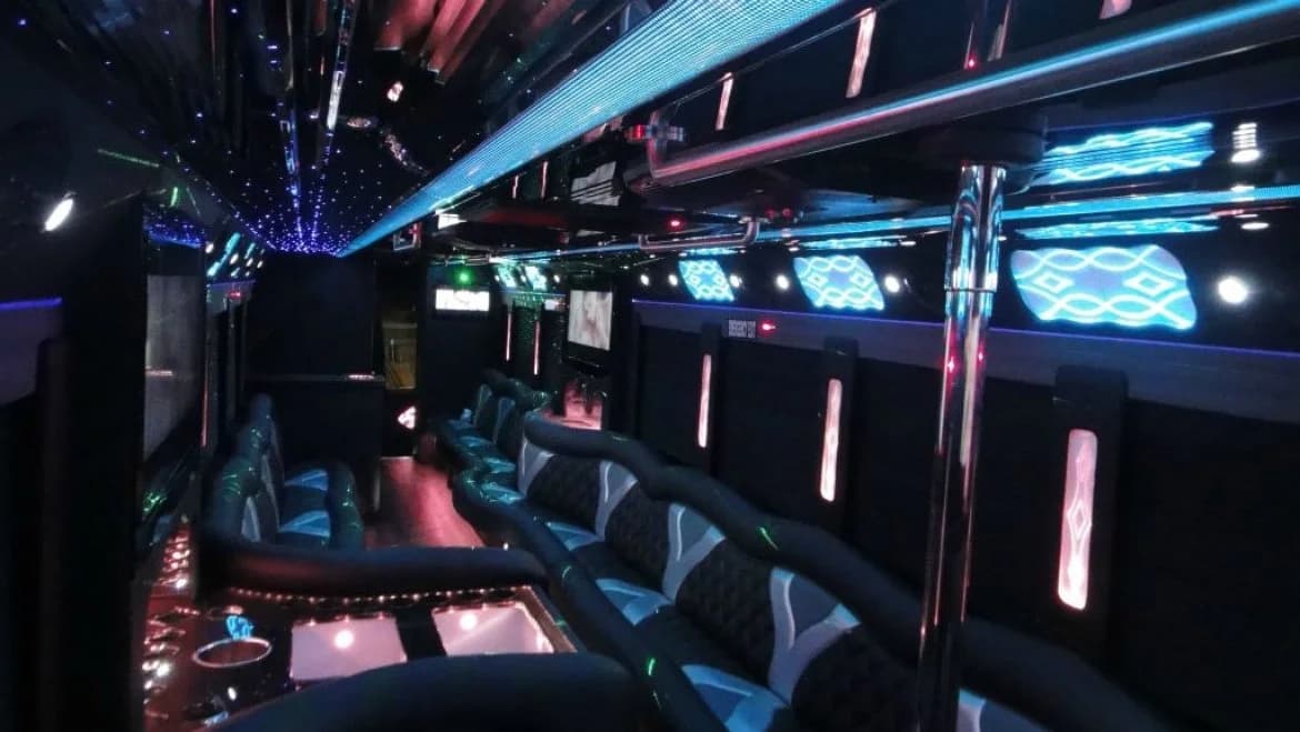 2015 Freightliner Workhorse Limo Bus - Image 5