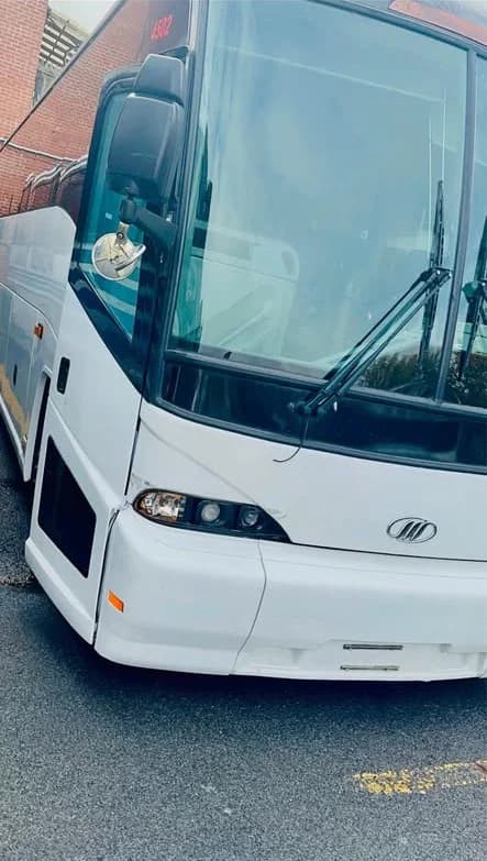 2010 MCI J4500 Coach Bus - Image 2