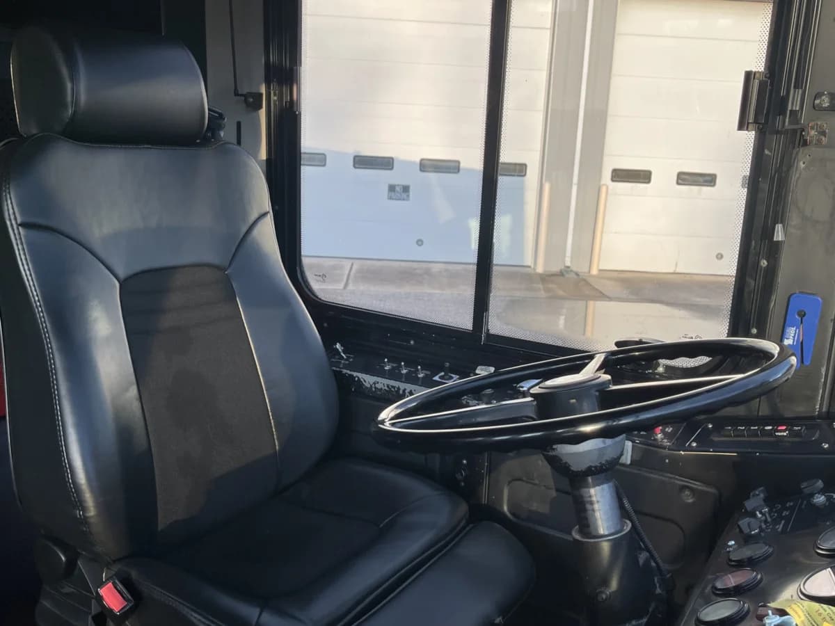 2010 Gillig Low Floor ADA - Image 10