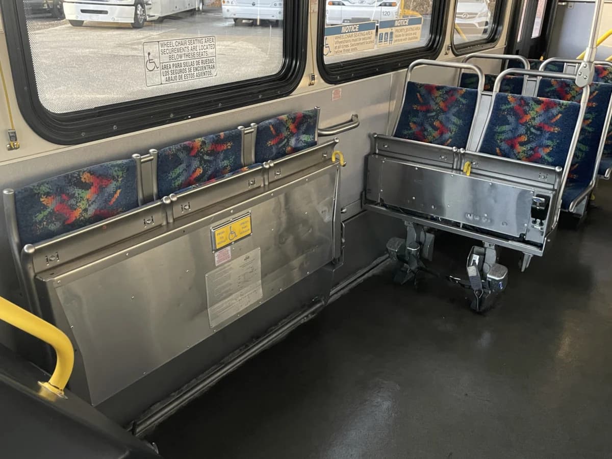 2010 Gillig Low Floor ADA - Image 13