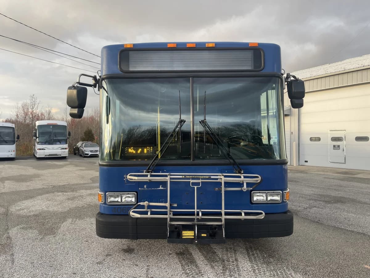 2010 Gillig Low Floor ADA - Image 2