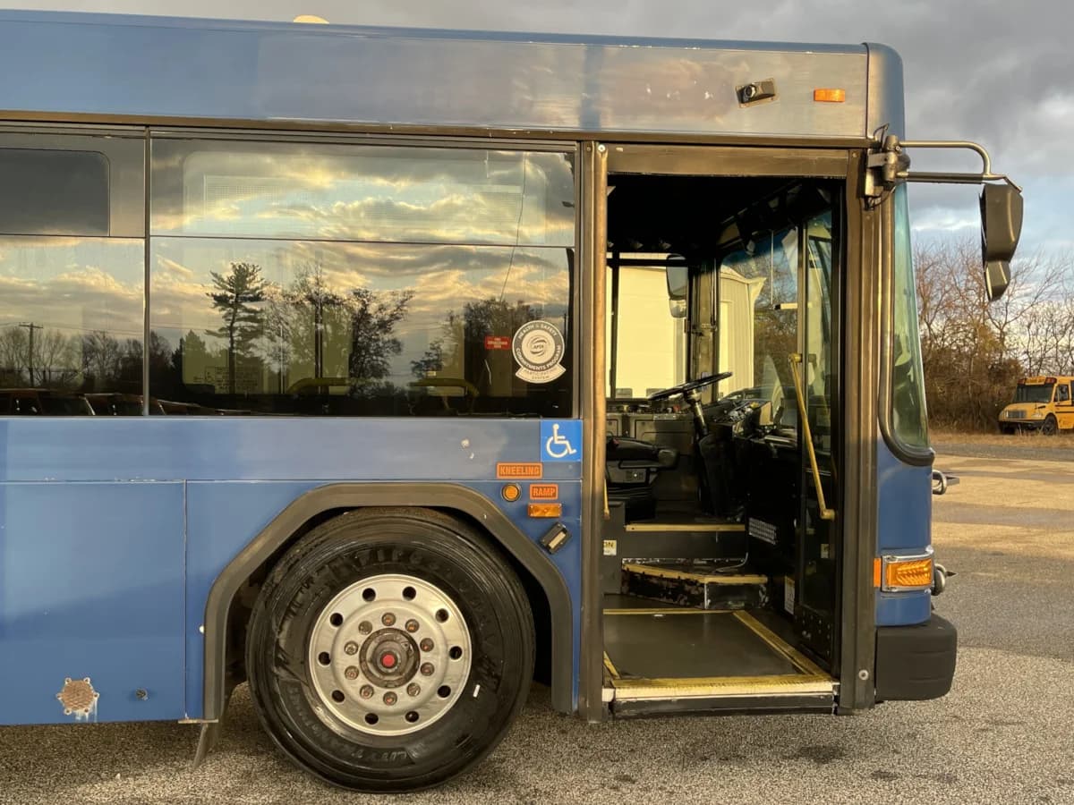 2010 Gillig Low Floor ADA - Image 8