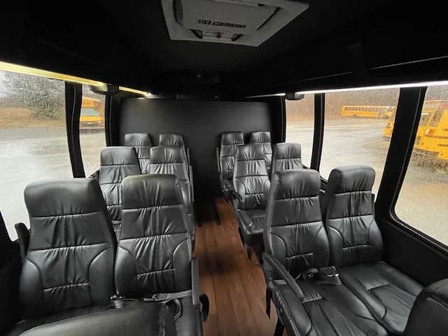 2013 Ford F550 El Dorado Krystal K33 Shuttle Bus - Image 9