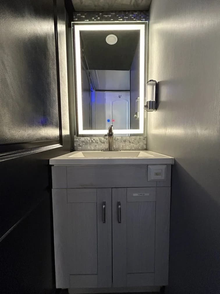 1997 Newmar Custom Sleeper Motorcoach Conversion - Image 12