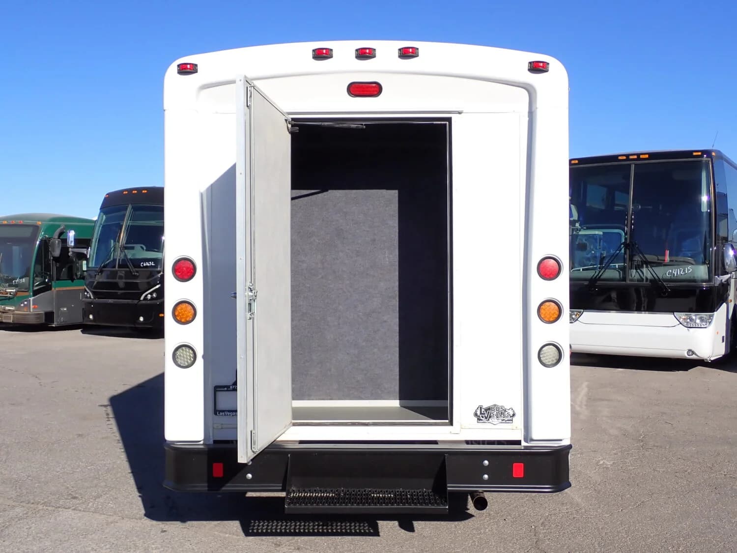 2018 Ford E450 Shuttle Bus - Image 3