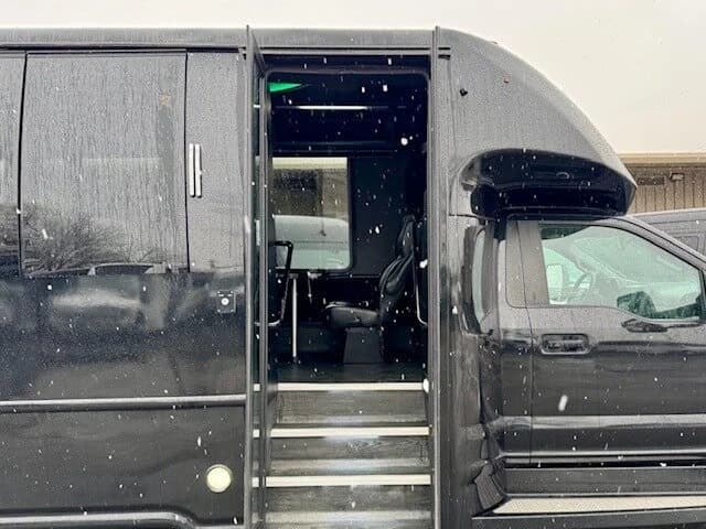2018 Ford F550 Turtle Top - Image 2