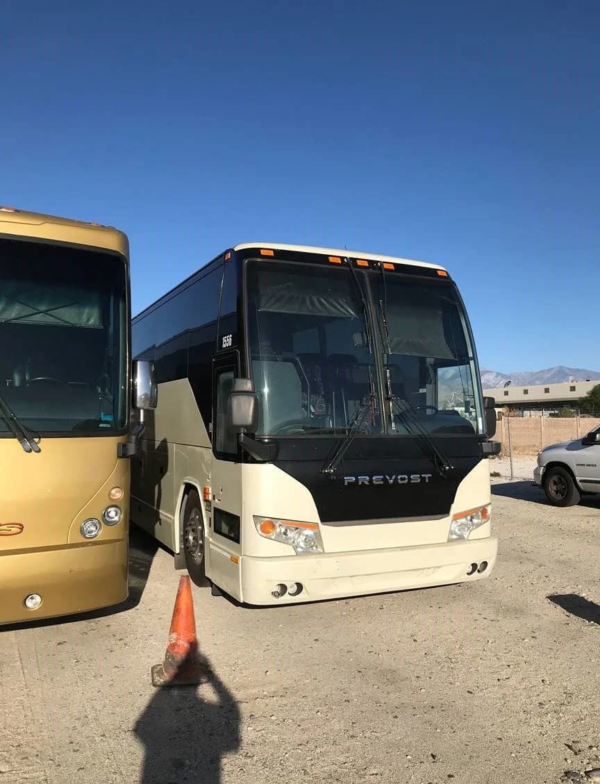2010 Prevost H3-45 Coach Bus - Image 3