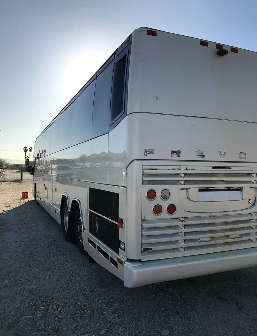 2010 Prevost H3-45 Coach Bus - Image 7