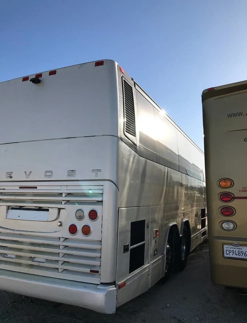 2010 Prevost H3-45 Coach Bus - Image 5
