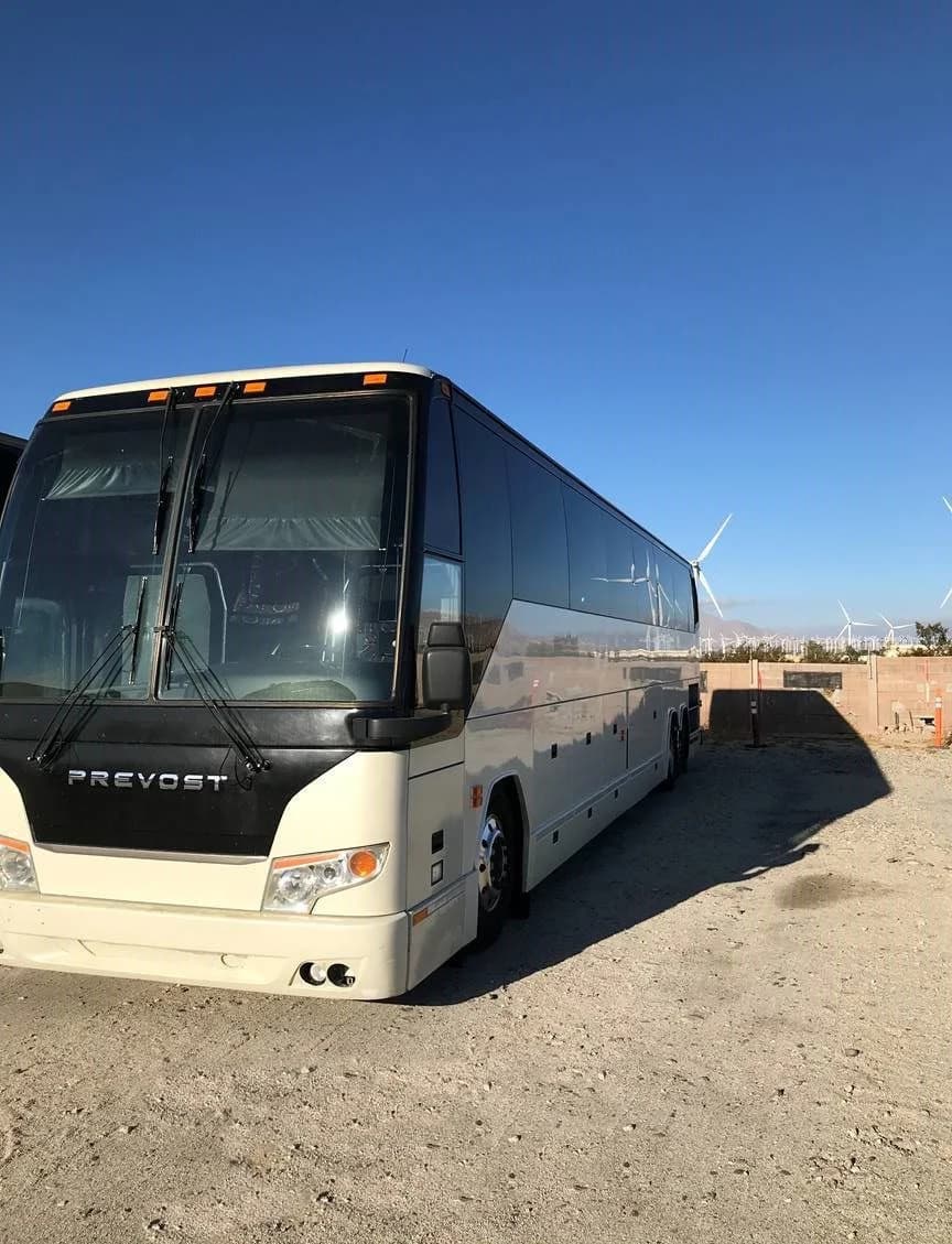 2010 Prevost H3-45 Coach Bus - Image 1