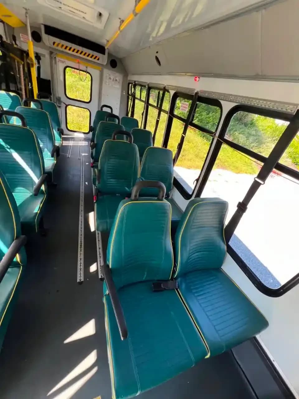 2018 Ford E450 Shuttle Bus - Image 5