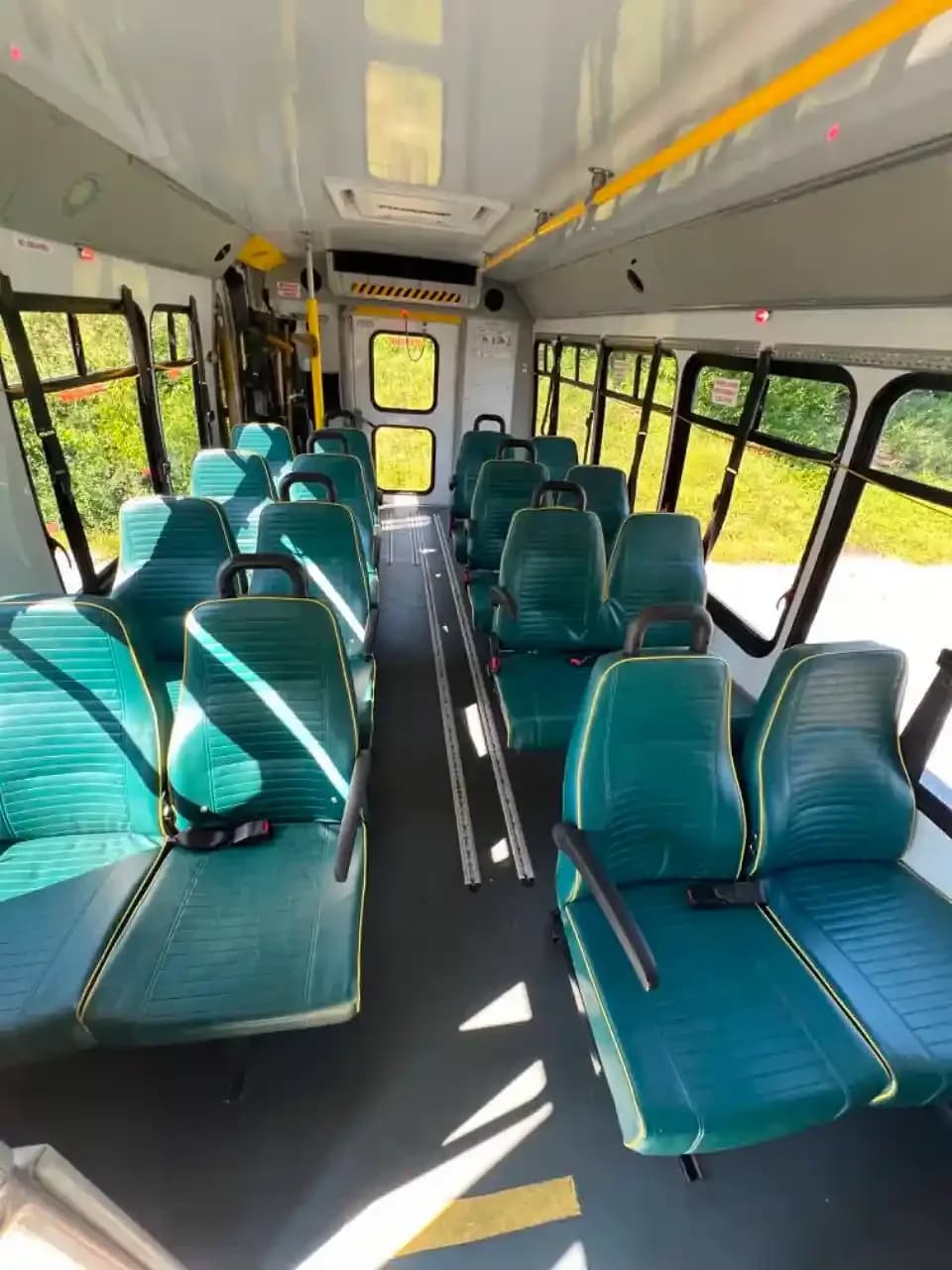 2018 Ford E450 Shuttle Bus - Image 7