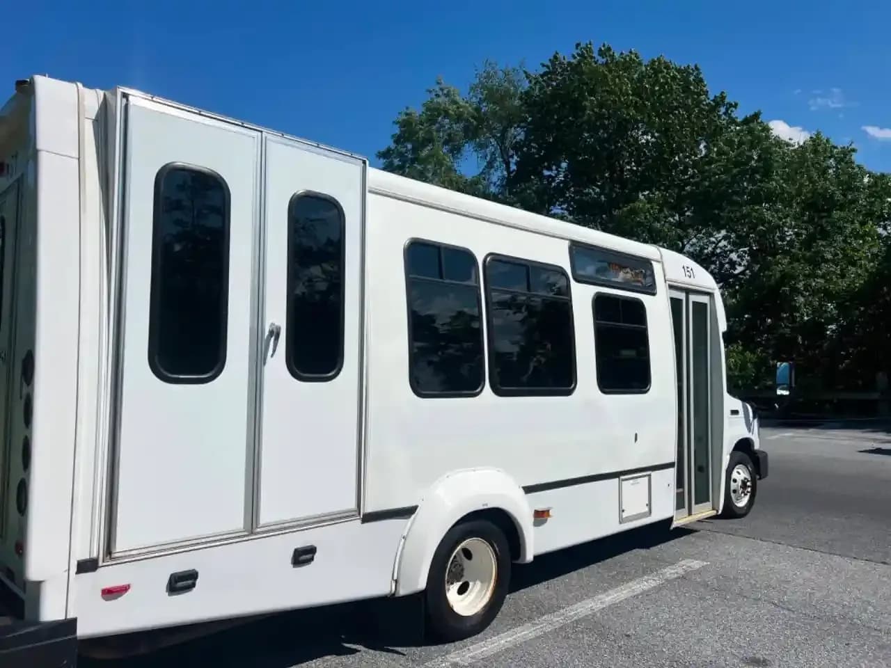 2018 Ford E450 Shuttle Bus - Image 8