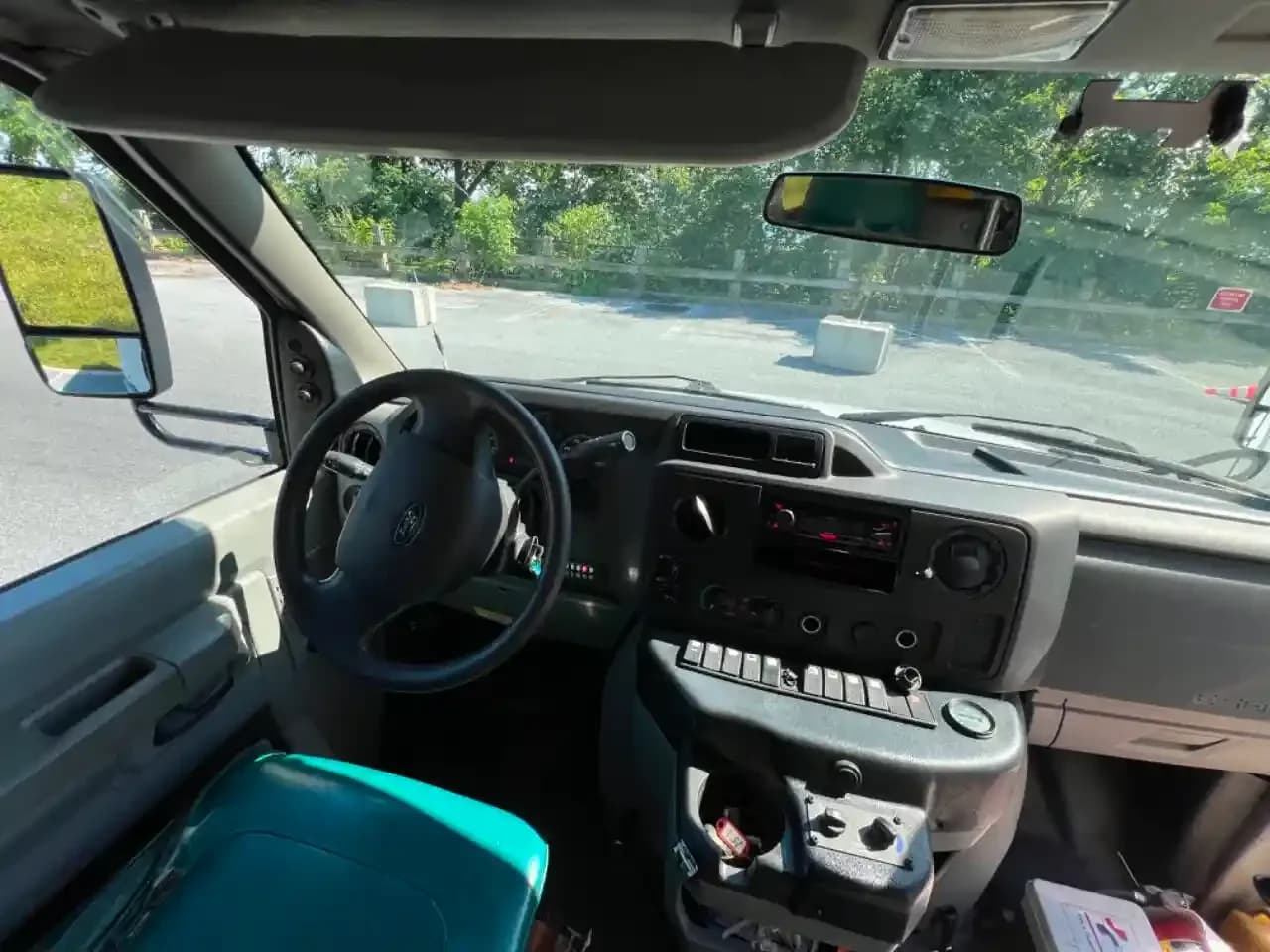 2018 Ford E450 Shuttle Bus - Image 11