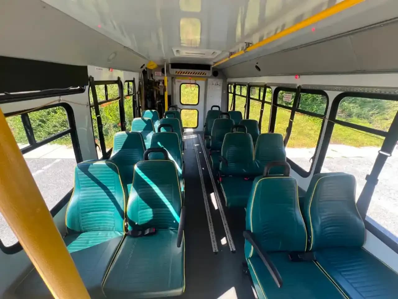 2018 Ford E450 Shuttle Bus - Image 12
