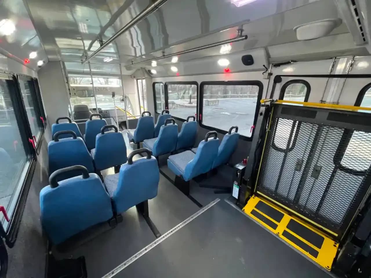 2017 Ford E-450 ADA Shuttle Van - Image 17
