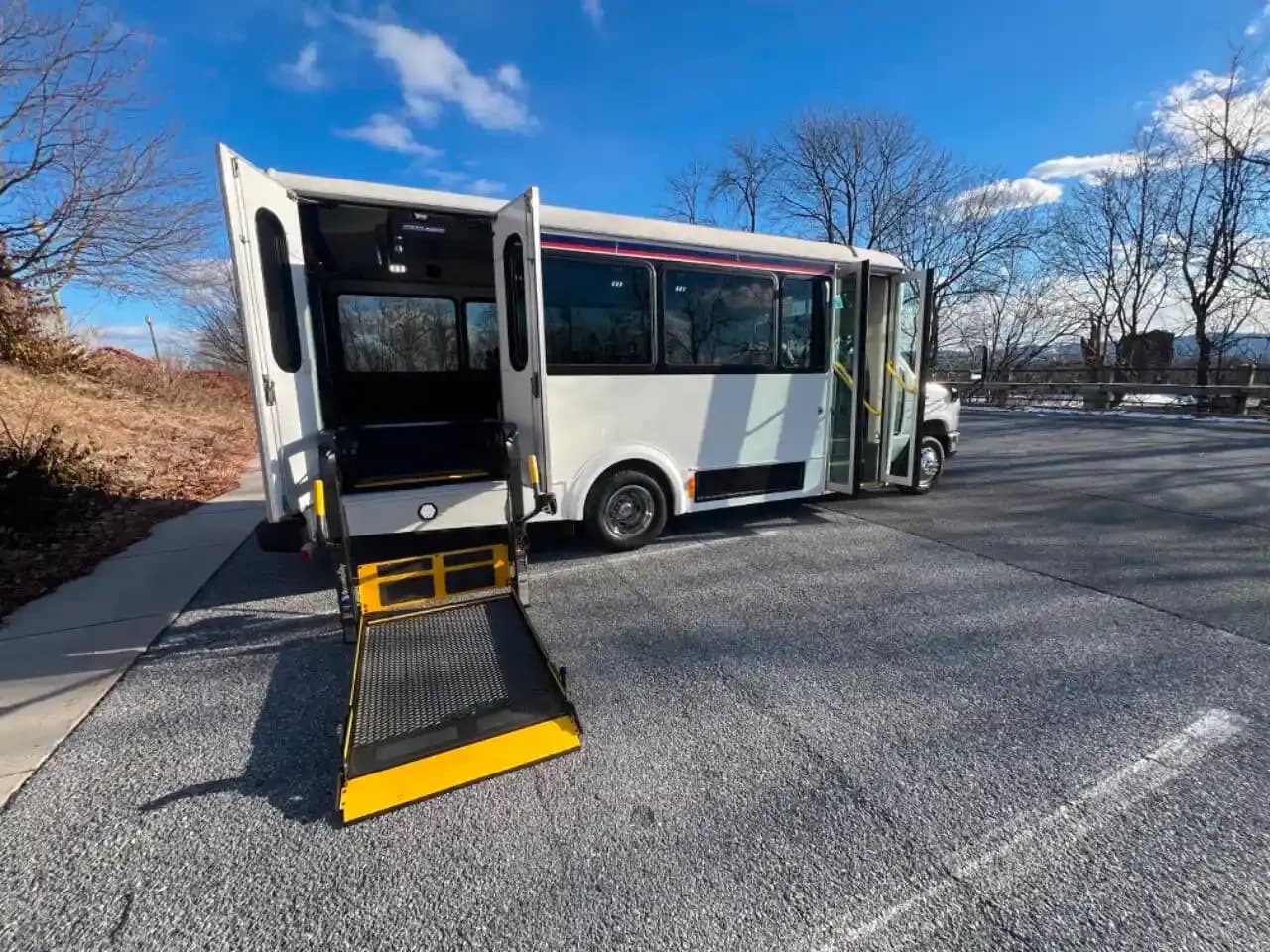 2017 Ford E-450 ADA Shuttle Van - Image 21