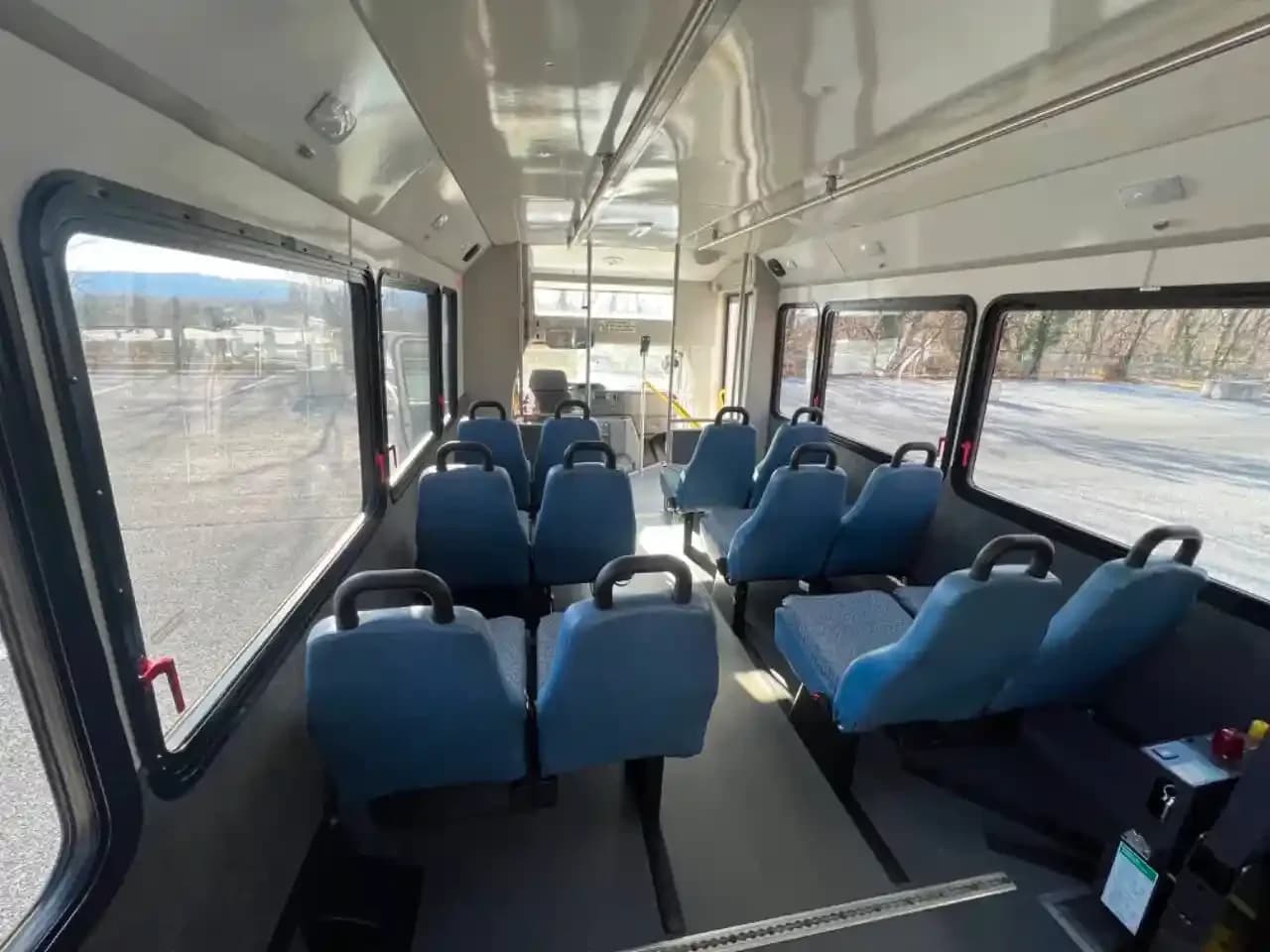 2017 Ford E-450 ADA Shuttle Van - Image 10