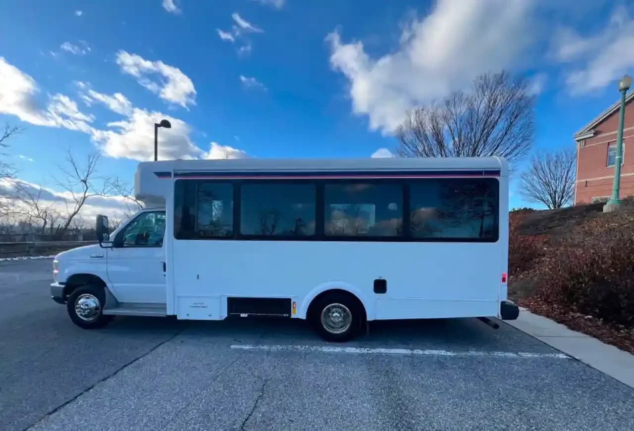 2017 Ford E-450 ADA Shuttle Van - Image 3