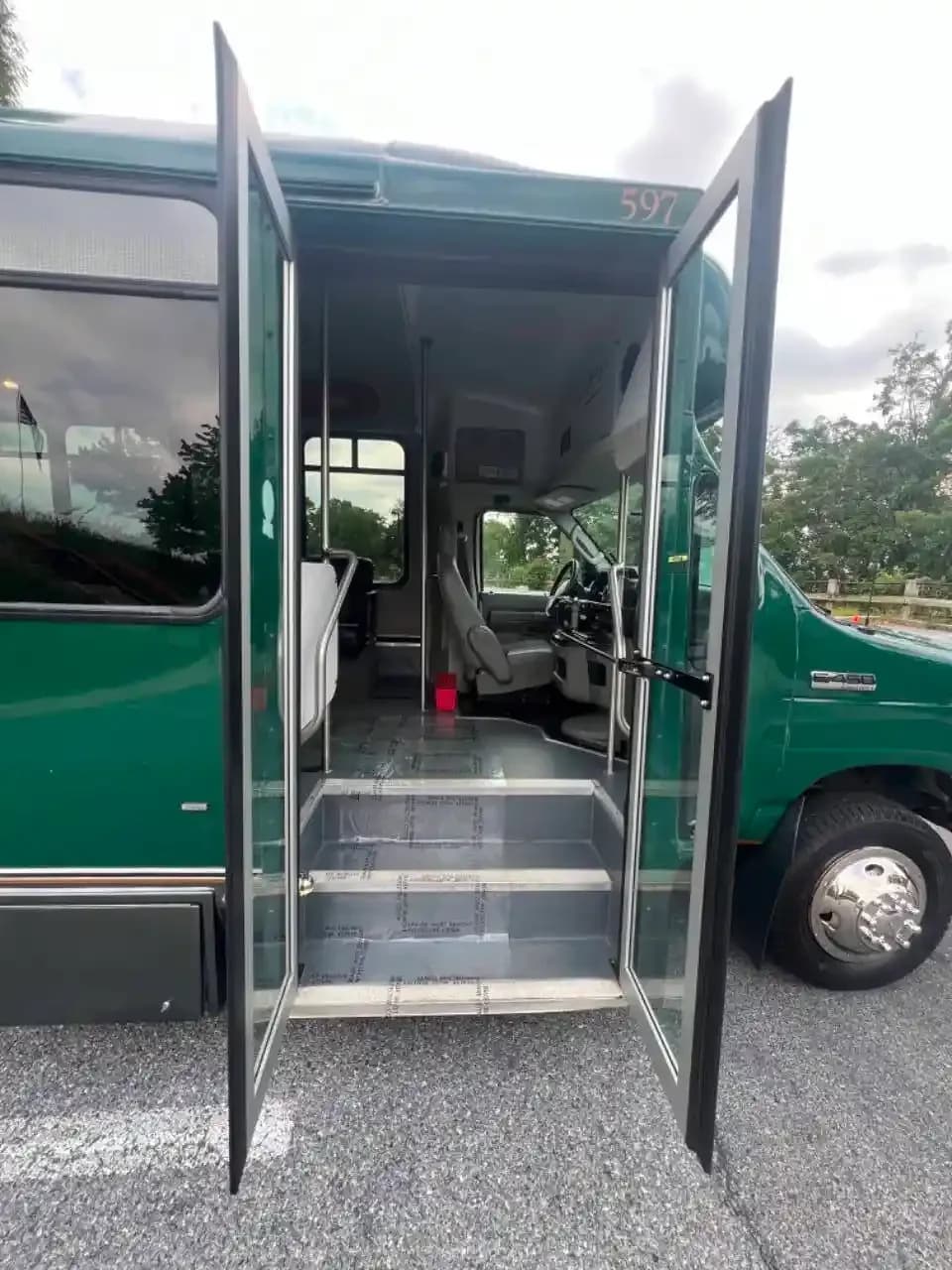 2016 Ford E-Series Shuttle Bus - Image 11